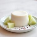 Panna cotta van kokos met meloen en sechuanpeper