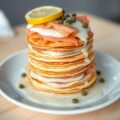 Pannenkoektaartje met zalm en dillesaus