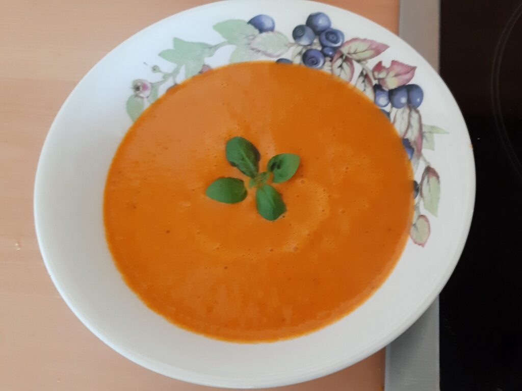 Paparikasoep van gegrilde paprika met mascarpone en tapenade