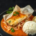 Papillot van koolvishaasje met wittekool en rode curry