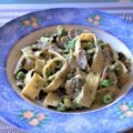 Pappardelle met doperwten-roomsaus en gebakken champignons