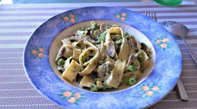Pappardelle met doperwten-roomsaus en gebakken champignons