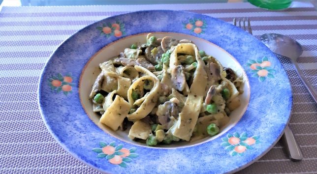 Pappardelle met doperwtenroomsaus en gebakken champignons