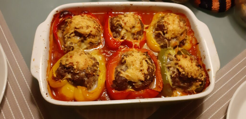 Paprika's gevuld met gehakt, pesto en pijnboompitten uit de oven