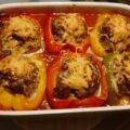 Paprika’s gevuld met gehakt, pesto en pijnboompitten uit de oven