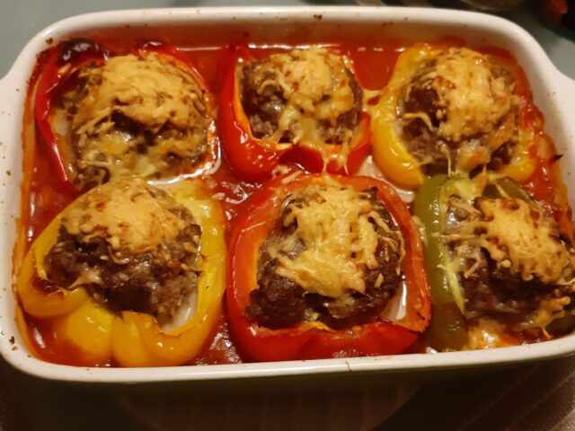 Paprika’s gevuld met gehakt, pesto en pijnboompitten uit de oven