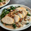 Parelhoenfilet met champignonroomsaus en spinazie