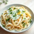 Pasta met een Saus van Yoghurt en Verse Kruiden