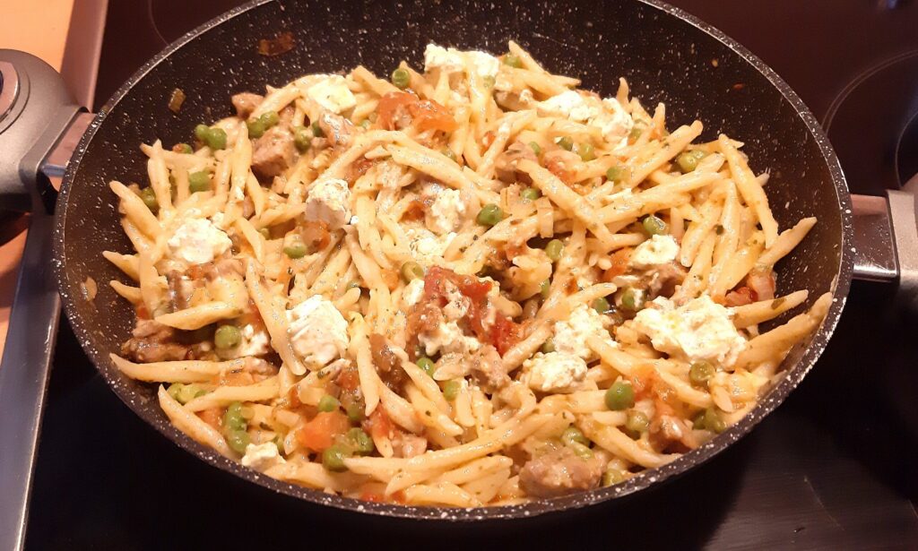 Pasta met gehakt, gedroogde tomaten, feta en doperwtjes