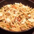 Pasta met gehakt, gedroogde tomaten, feta en doperwtjes