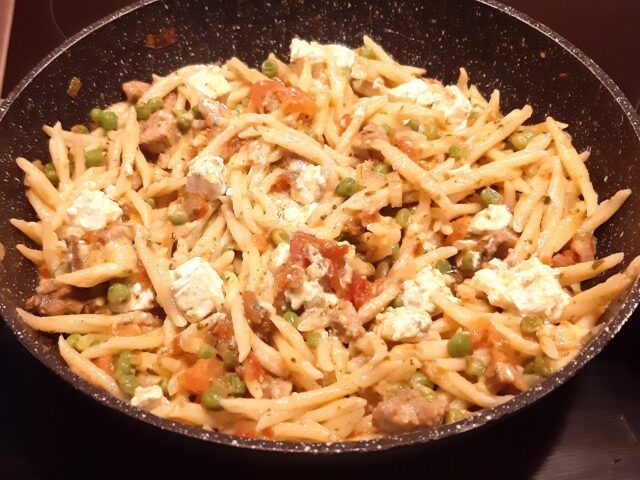 Pasta met gehakt, gedroogde tomaten, feta en doperwtjes