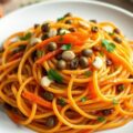 Pasta met gekonfijte wortel, rozijnen, kappertjes en pijnboompitten