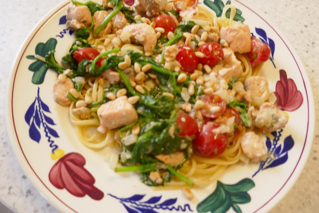 Pasta met spinazie en zalm en cherrytomaatjes