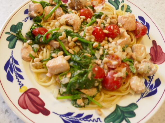 Pasta met spinazie en zalm en cherrytomaatjes