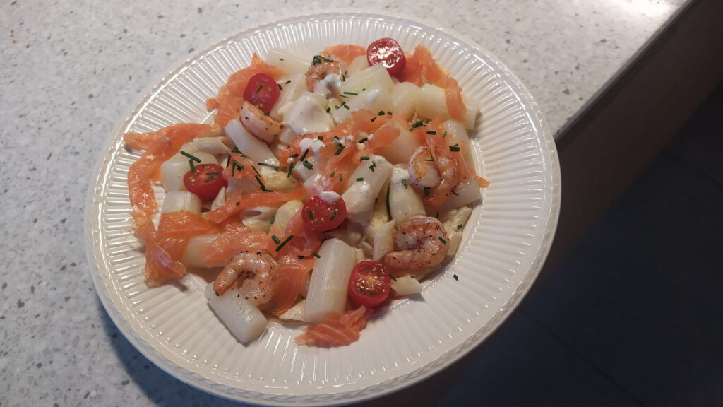 Pasta met witte wijnsaus, asperges, zalm en garnalen