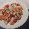 Pasta met witte wijnsaus, asperges, zalm en garnalen