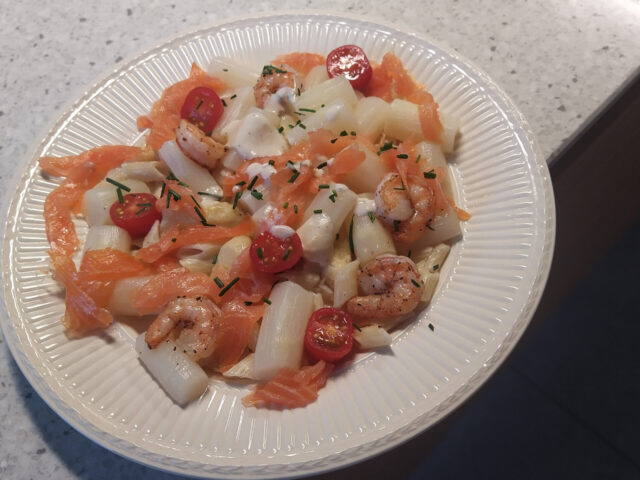 Pasta met witte wijnsaus, asperges, zalm en garnalen
