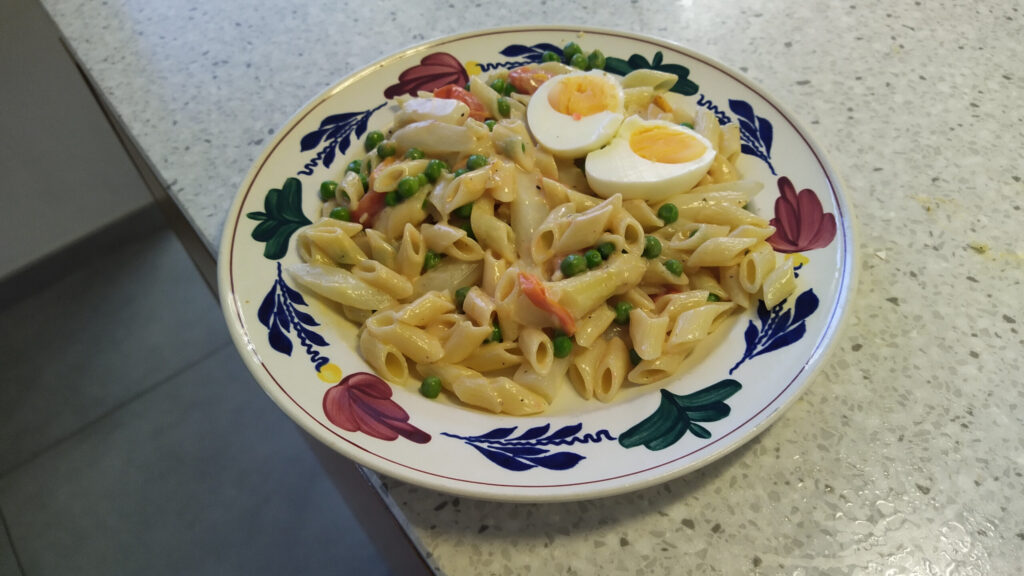 Pasta Penne in knoflook roomsaus met asperges en tuinerwtjes