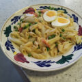 Pasta Penne in knoflook roomsaus met asperges en tuinerwtjes