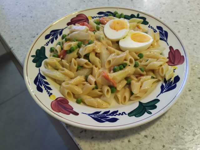 Pasta Penne in knoflook roomsaus met asperges en tuinerwtjes