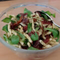 Pasta-pesto-salade met bresaola, gedroogde tomaten en rucola