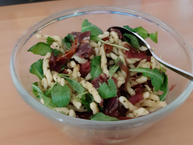 Pasta-pesto-salade met bresaola, gedroogde tomaten en rucola