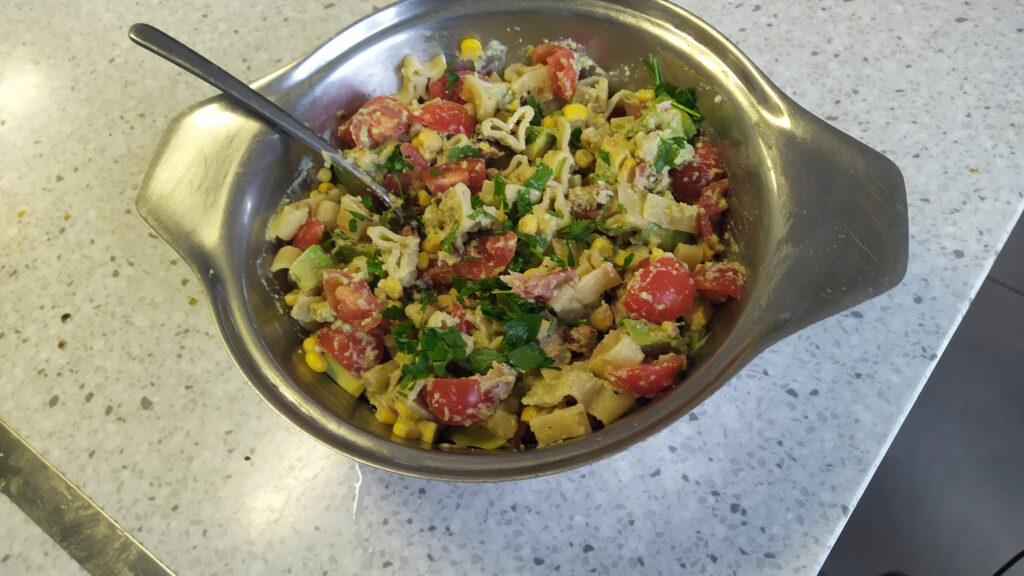 Pasta salade met avocado dressing