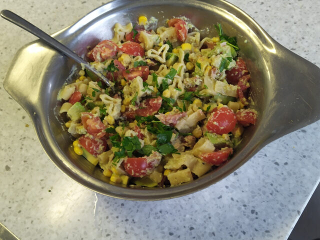 Pasta salade met avocado dressing