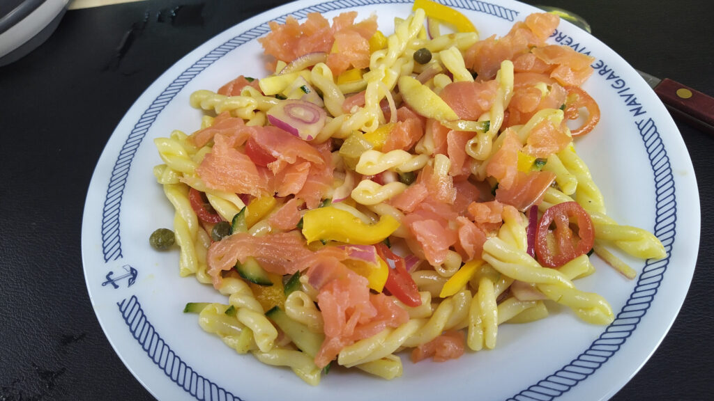 Pasta salade met gerookte zalm