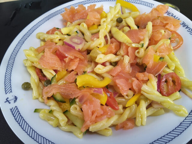 Pasta salade met gerookte zalm