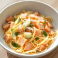 Pastasalade met gerookte zalm, avocado en witlof