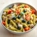Pastasalade met tonijn, tomaat en pesto