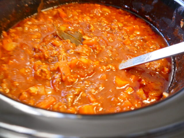 Pastasaus met 2 soorten gehakt uit de slowcooker