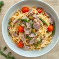 Pastaslaatje met pekelvlees en italiaanse dressing