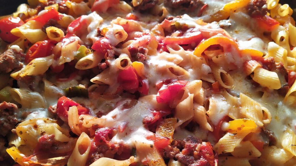Penne met gehakt en groente en even gegratineerd