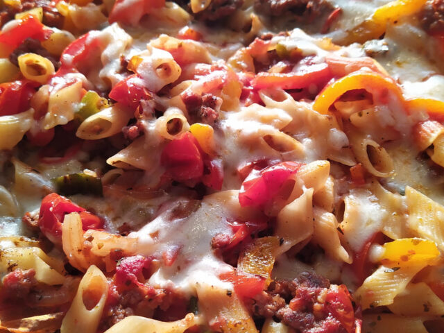 Penne met gehakt en groente en even gegratineerd