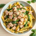 Penne met tonijn, courgette, basilicumpesto en pijnboompitten