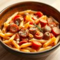 Pennepasta met gestoofde paprika en worstjes