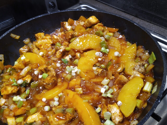 Pilav met kip en paprika