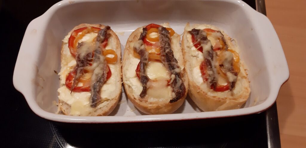Pistoletje met roomkaas, paprika en ansjovis