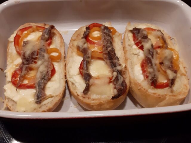 Pistoletje met roomkaas, paprika en ansjovis