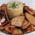 Pitachips met witte-bonen/knoflookdip