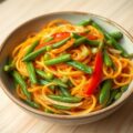 Pittig-zoete eiermie met groenten en knoflook