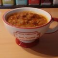 Pittige bruine bonensoep met rundvlees en gehaktballetjes.