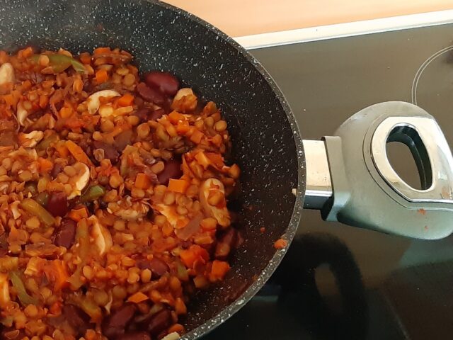 Pittige vegetarische Chili met paddenstoelen en twee soorten bonen