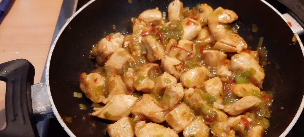 Pittige Chinese kipfilet uit Szechuan in gon-bao-saus