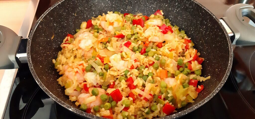 Pittige gebakken kerrierijst met garnalen, groenten en mango-chutney