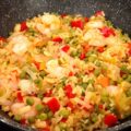 Pittige gebakken kerrierijst met garnalen, groenten en mango-chutney