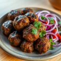 Pittige gehaktballetjes met rode uiensalade, koriander