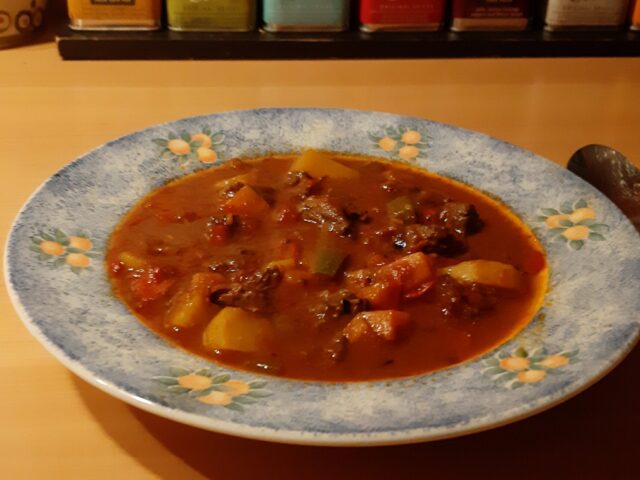 Pittige goulashsoep ook voor de slowcooker